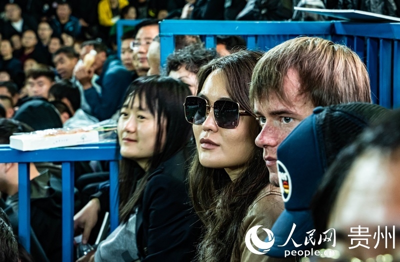 外媒記者走進(jìn)“村BA”決賽現(xiàn)場(chǎng)觀看比賽。人民網(wǎng) 陽茜 攝