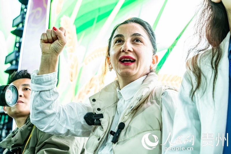 外媒記者在現(xiàn)場(chǎng)吶喊助威。人民網(wǎng) 陽茜攝