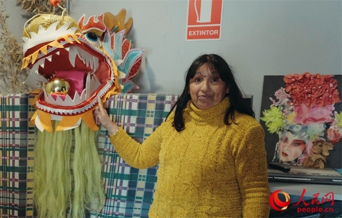 “熊貓閱覽室”一角。盧漢·梅洛為記者展示大使館贈送的龍頭。人民網(wǎng)記者 張若涵攝