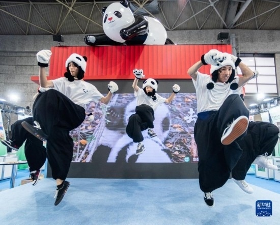  10月29日，街舞隊(duì)在日本大阪國(guó)際會(huì)展中心中國(guó)館表演街舞。新華社發(fā)（中國(guó)駐大阪旅游辦事處供圖）