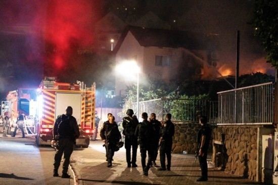  10月29日，在以色列北部城市謝莫納，以軍士兵和急救人員在一處被火箭彈擊中的現(xiàn)場(chǎng)執(zhí)勤。新華社發(fā)（阿亞爾·馬爾戈林?jǐn)z/基尼圖片社）