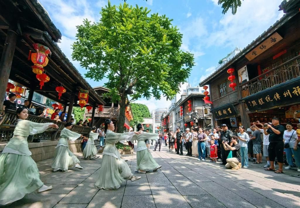 國慶節(jié)期間，福州市三坊七巷歷史文化街區(qū)上演《尋夢閩都》快閃。新華社發(fā)