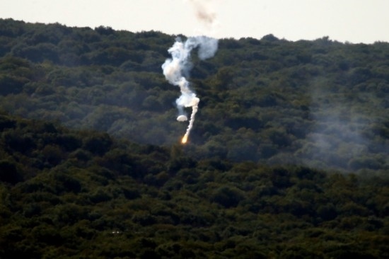 10月28日，閃光彈落在黎巴嫩納古拉樹林中燃起濃煙。新華社發(fā)（阿里·哈希紹攝）