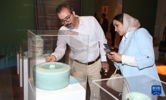 10月30日，人們?cè)谝晾实潞谔m伊朗國(guó)家藝術(shù)科學(xué)院觀看展出的展品。新華社記者 沙達(dá)提 攝