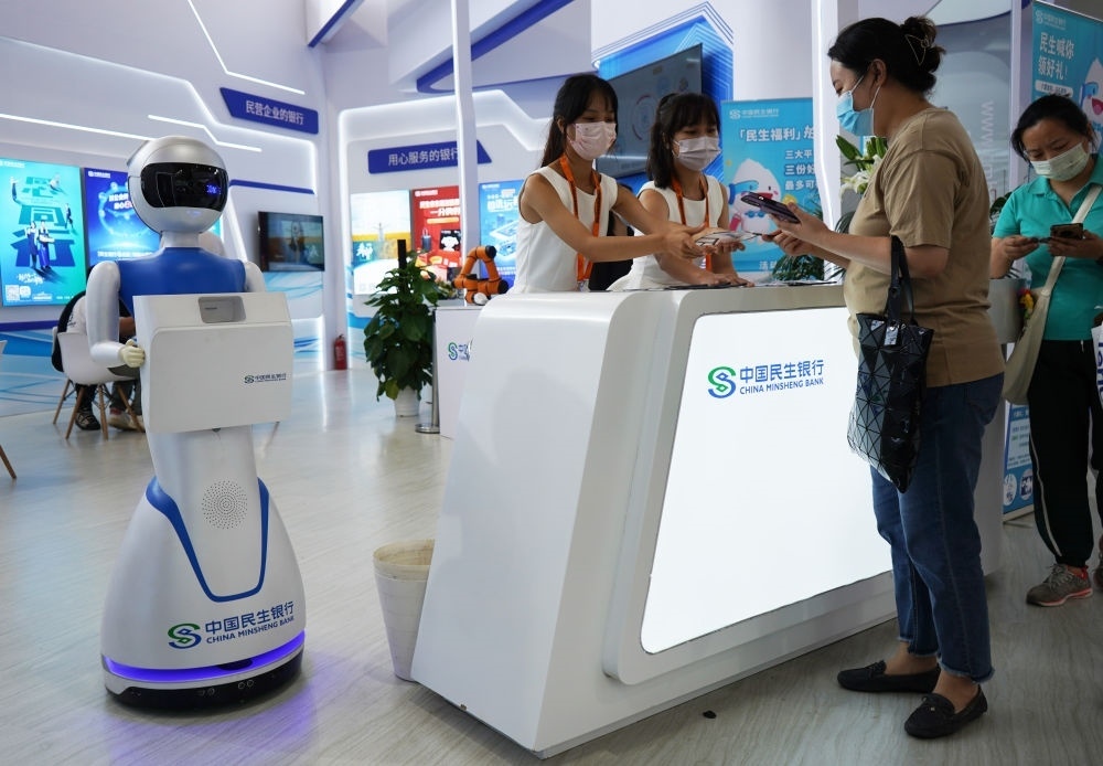 2022年9月4日，在服貿(mào)會首鋼園區(qū)金融服務(wù)專題展上，參觀者在中國民生銀行展臺咨詢金融業(yè)務(wù)。新華社記者 金皓原 攝