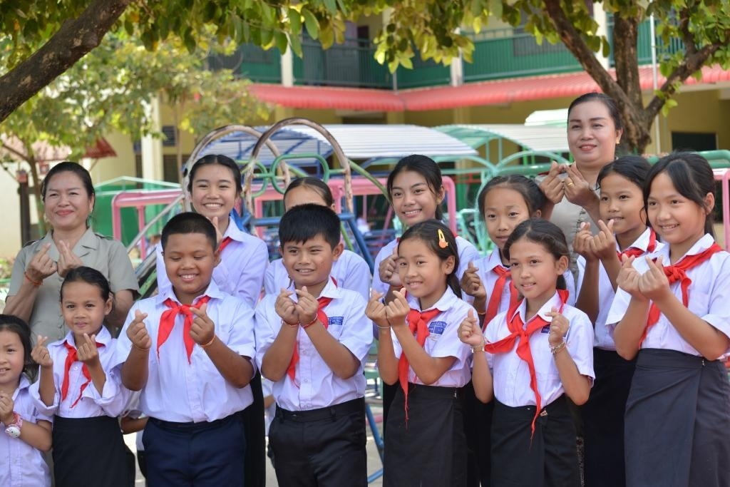 在采訪中，中老友好農(nóng)冰村小學(xué)師生為老中友誼“比心”。