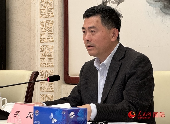 10月31日，歐美同學(xué)會秘書長李民在第五屆中法文化論壇媒體吹風(fēng)會上講話。（人民網(wǎng) 謝瑩攝）