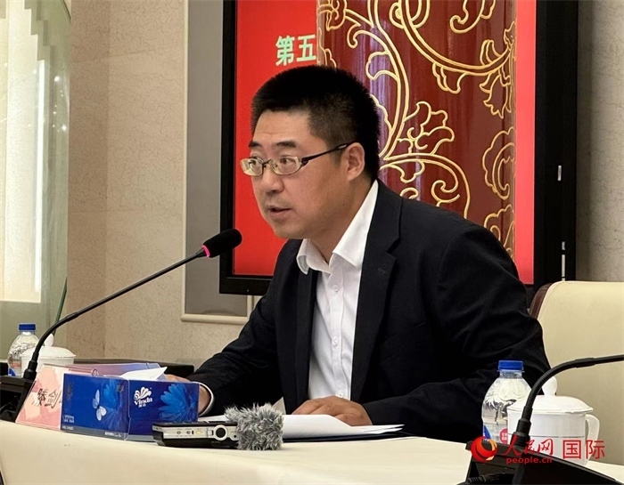 10月31日，歐美同學(xué)會副秘書長滕劍峰在第五屆中法文化論壇媒體吹風(fēng)會上講話。（人民網(wǎng) 謝瑩攝）