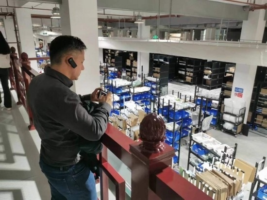 2023“一帶一路”媒體合作論壇聯(lián)合采訪團團員在仁和醫(yī)藥物流園拍攝記錄轉(zhuǎn)運流程。（本報記者 黃超攝）