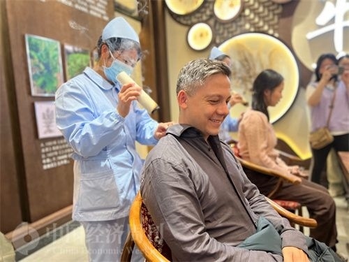  （外媒記者體驗艾灸。中國經(jīng)濟周刊記者 郭志強 攝）