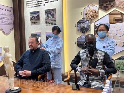  （外媒記者爭先恐后體驗艾灸，直呼神奇。中國經(jīng)濟周刊記者 郭志強 攝）