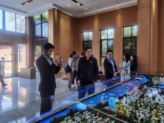 10月24日，2023“一帶一路”媒體合作論壇聯(lián)合采訪團(tuán)團(tuán)員在清水塘投資集團(tuán)招商服務(wù)中心參觀。本報(bào)記者 常雯宜攝