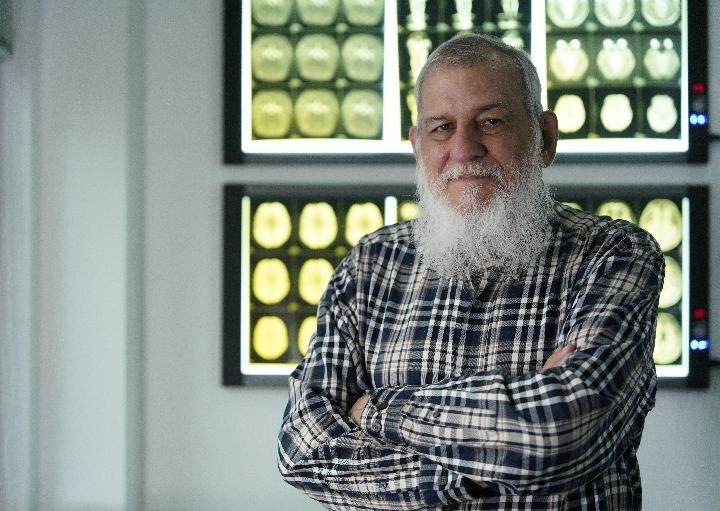 10月31日，古巴科學(xué)家裴德樂在電子科技大學(xué)校園內(nèi)。