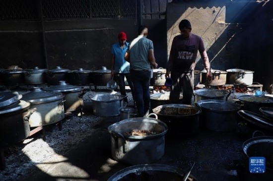 11月3日，在加沙地帶南部城市拉法，人們在煤氣中斷后用柴火做飯。新華社發(fā)（里澤克·阿卜杜勒賈瓦德攝）