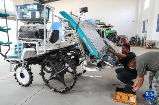 11月4日，技術(shù)員在南通市通州區(qū)十總鎮(zhèn)育民村農(nóng)場保養(yǎng)無人插秧機設(shè)備。
