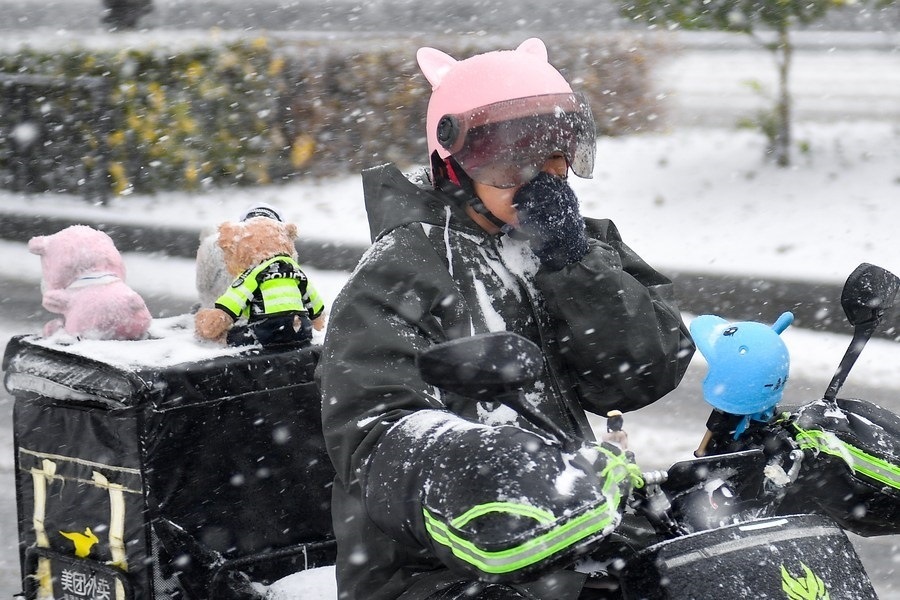 11月6日，在長春市街頭，一名外賣員在雪中騎行。新華社記者 許暢 攝