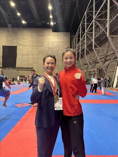 教練李紅（左）與龔莉（右）在2023年匈牙利布達(dá)佩斯世界空手道錦標(biāo)賽上合影。受訪者供圖
