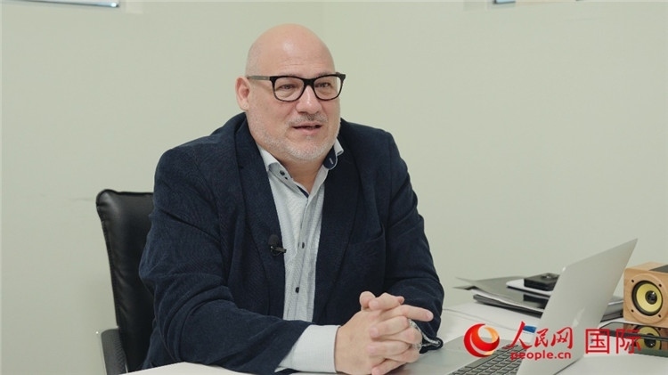 烏拉圭《共和國報(bào)》總編輯胡安·布蘭卡接受人民網(wǎng)專訪。人民網(wǎng)記者 張若涵攝