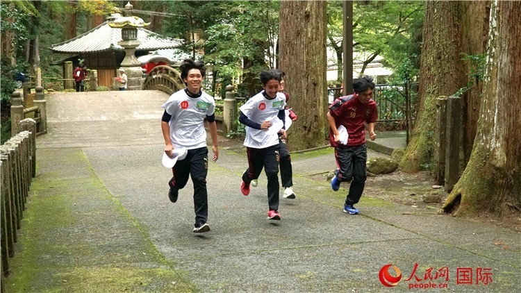 中日青少年在百年古剎里奔跑，揮灑青春的汗水。人民網(wǎng) 蔣曉辰攝