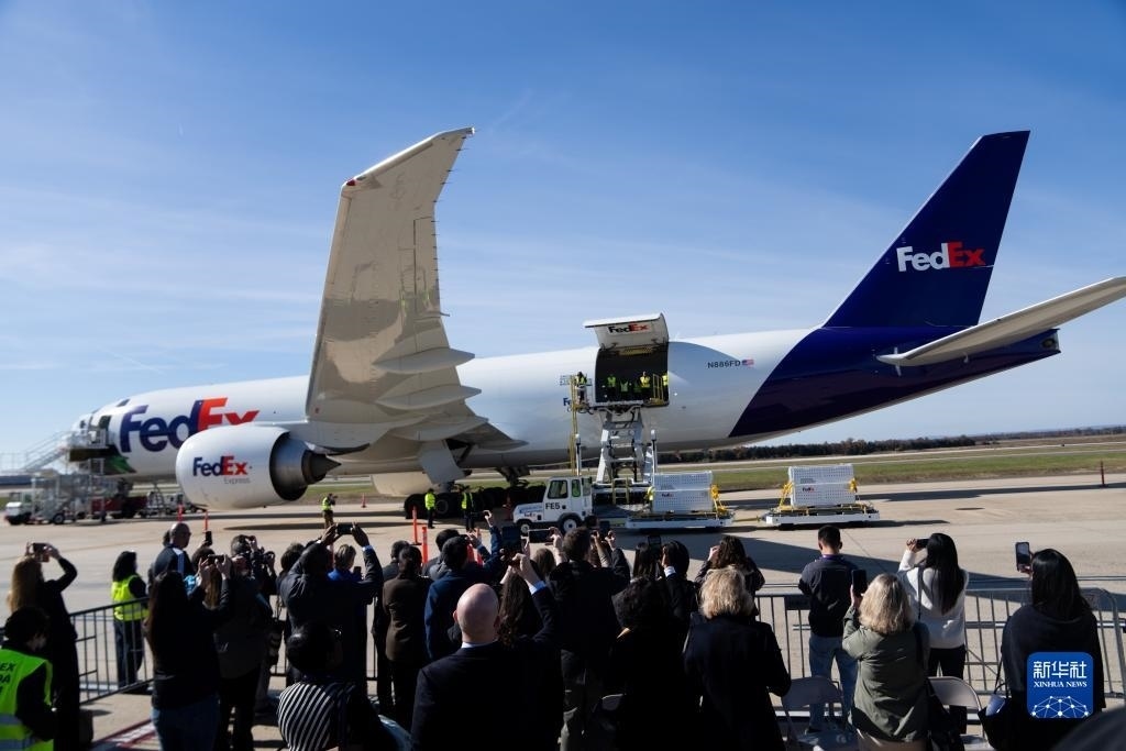 11月8日，在美國弗吉尼亞州的華盛頓杜勒斯國際機(jī)場，裝有大熊貓的特制“旅行包廂”準(zhǔn)備運上專機(jī)。新華社記者劉杰攝