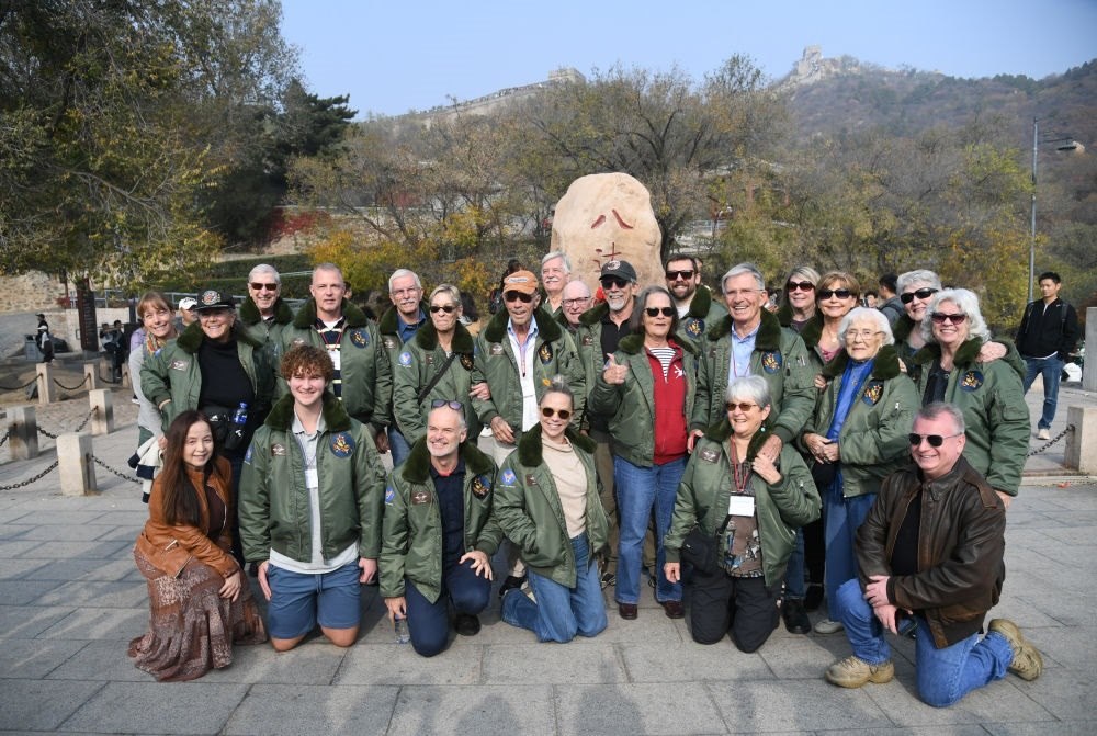 2023年10月29日，飛虎隊(duì)老兵莫耶一行人在北京八達(dá)嶺長(zhǎng)城合影留念。當(dāng)日，美中航空遺產(chǎn)基金會(huì)訪華代表團(tuán)成員陸續(xù)抵達(dá)北京。新華社記者 任超 攝