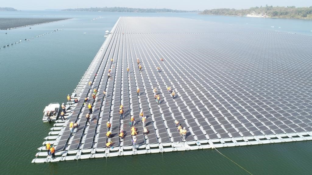 2021年1月23日，施工人員檢查泰國(guó)烏汶府詩(shī)琳通大壩綜合浮體光伏項(xiàng)目的太陽(yáng)能板安裝情況。新華社發(fā)（泰國(guó)國(guó)家電力局項(xiàng)目組供圖）