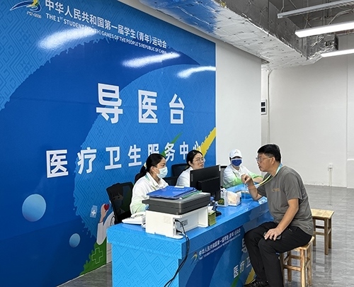 村內(nèi)住客在醫(yī)療衛(wèi)生服務中心導醫(yī)臺問診。人民網(wǎng)記者 歐興榮攝