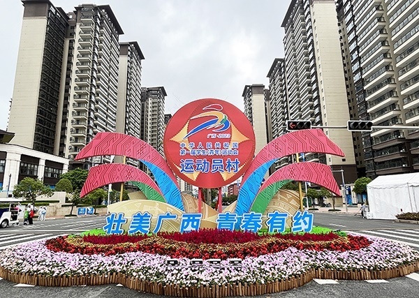 運動員村入口處標識標牌成為極受歡迎的打卡點。人民網(wǎng)記者 歐興榮攝