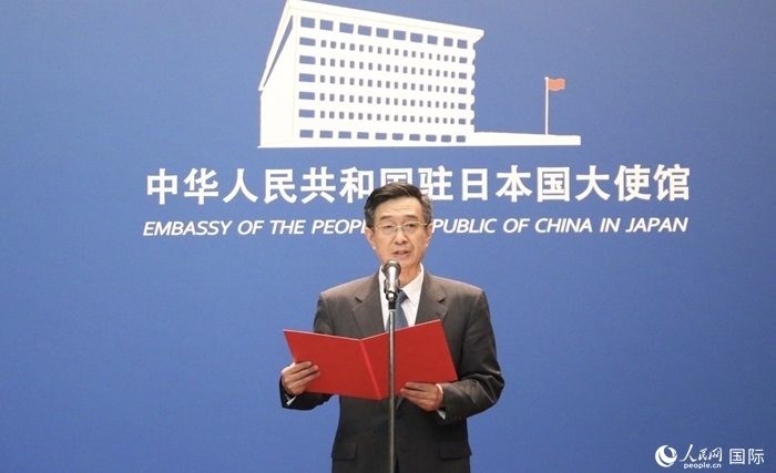 中國駐日本大使館教育處公使銜參贊杜柯偉宣讀獲獎(jiǎng)人員名單。人民網(wǎng) 許可攝