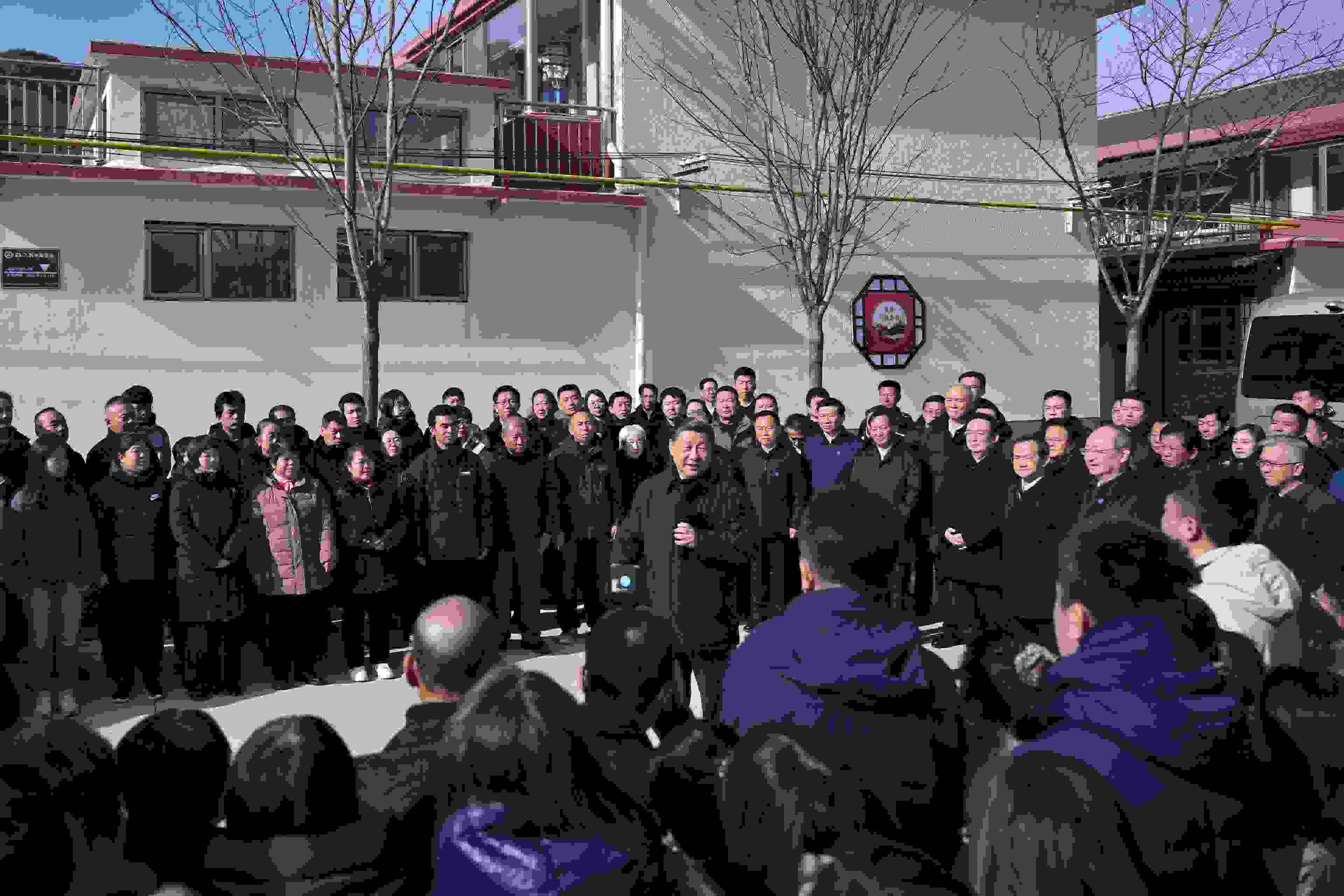 2023年11月10日，習(xí)近平總書記在北京市門頭溝區(qū)妙峰山鎮(zhèn)水峪嘴村考察時(shí)，同當(dāng)?shù)厝罕娪H切交流。