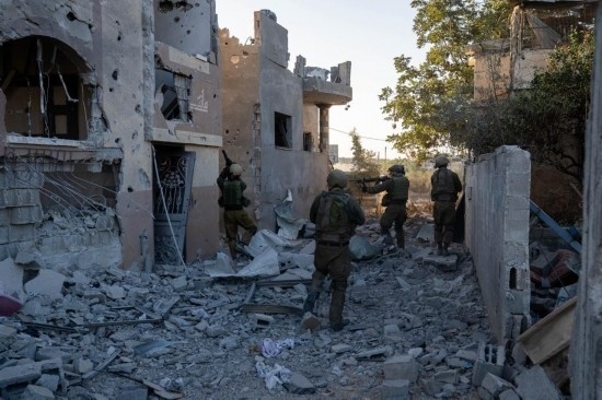 這張以色列國防軍11月12日發(fā)布的照片顯示，以軍地面部隊在加沙地帶北部開展軍事行動。新華社發(fā)