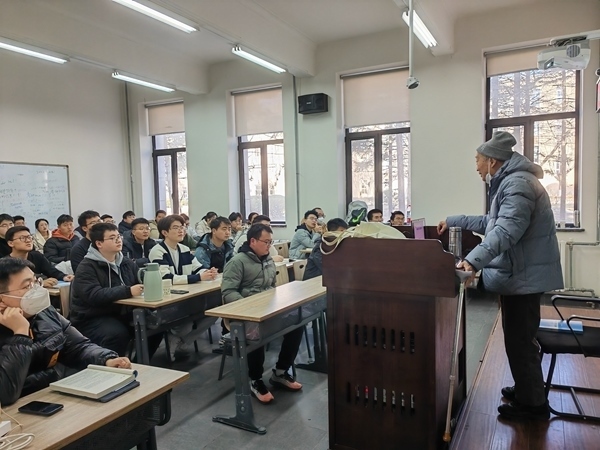 鐘萬(wàn)勰院士為研究生上課。大連理工大學(xué)供圖