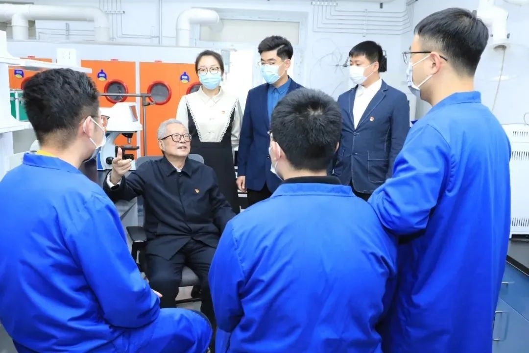 秦裕琨院士在實(shí)驗(yàn)室與青年師生交流。哈爾濱工業(yè)大學(xué)供圖