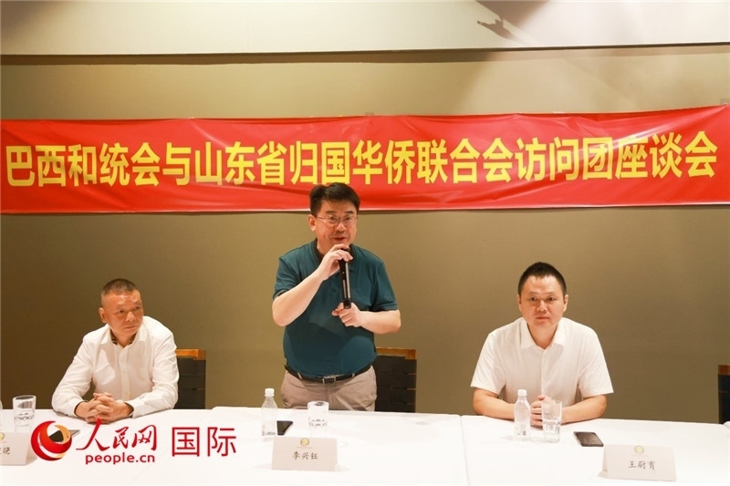 中國僑聯(lián)副主席、山東省僑聯(lián)主席李興鈺（中）在座談會上致辭。人民網(wǎng)記者 陳海琪攝