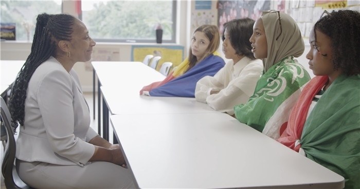 瓊·戴嵐與學(xué)生交流。帕特里克·謝德-西蒙茲攝