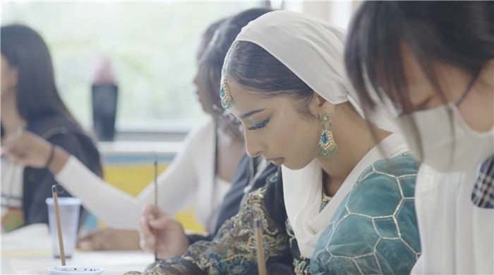 學(xué)生學(xué)習(xí)中國書法。帕特里克·謝德-西蒙茲攝