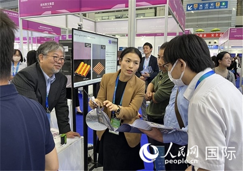 工作人員向參觀者介紹超級噴墨技術。（人民網(wǎng)記者 陳思攝）