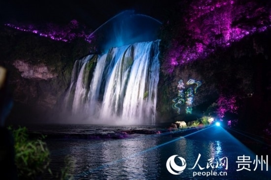 光影中的黃果樹大瀑布。人民網(wǎng) 陽(yáng)茜攝