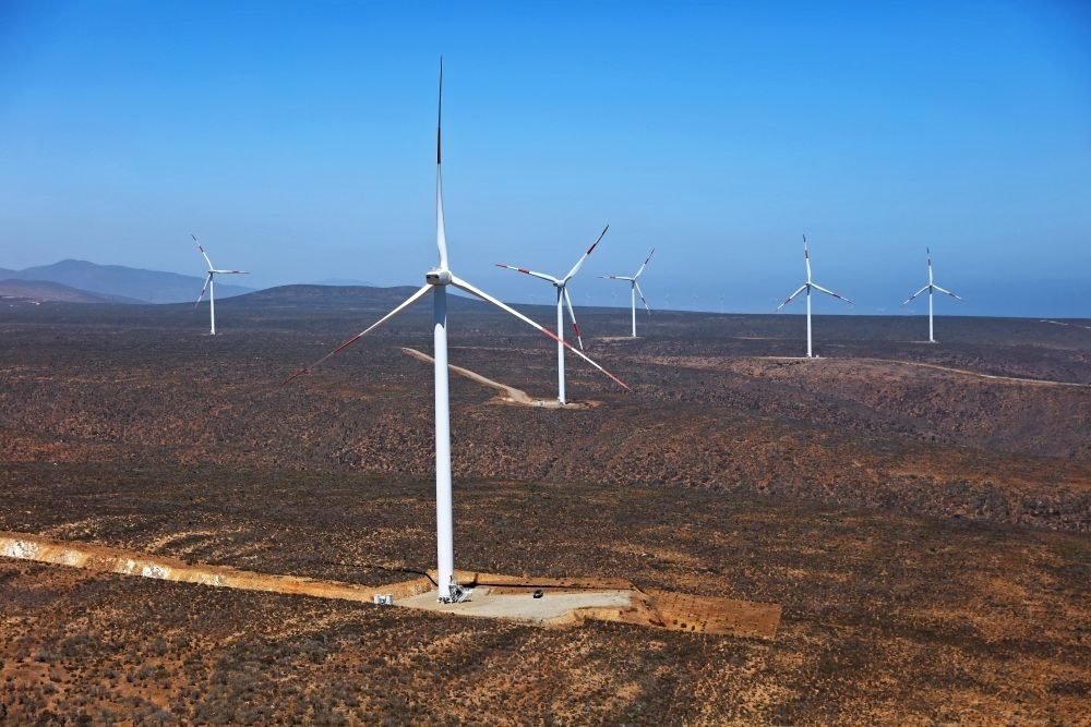 這是2023年2月14日拍攝的位于智利中部沿海的蓬塔謝拉風(fēng)電場。蓬塔謝拉風(fēng)電場是中國在智利投資建設(shè)的首個風(fēng)電場，2018年正式投產(chǎn)發(fā)電，可滿足13萬戶家庭的用電需求，同時每年還能減少15.7萬噸碳排放。