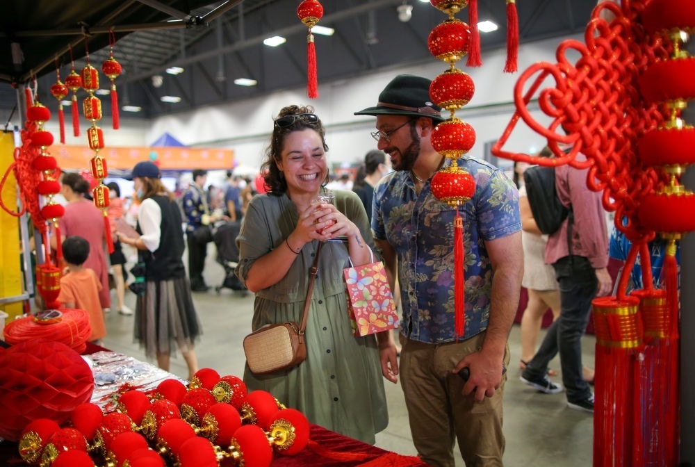 2023年1月21日，在新西蘭奧克蘭舉行的迎接中國農(nóng)歷春節(jié)活動上，人們購買新春裝飾品。這個活動吸引當(dāng)?shù)厣先f名各族裔民眾聚集一起，共迎中國春節(jié)。