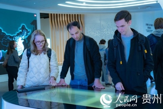 在國(guó)家大數(shù)據(jù)（貴州）綜合試驗(yàn)區(qū)交流體驗(yàn)中心，歐亞國(guó)家記者體驗(yàn)貴州大數(shù)據(jù)應(yīng)用場(chǎng)景。人民網(wǎng) 陽(yáng)茜攝