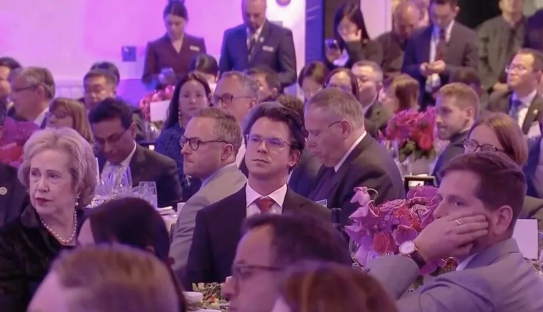 △當(dāng)?shù)貢r(shí)間11月15日晚，習(xí)近平主席在美國友好團(tuán)體聯(lián)合歡迎宴會(huì)上發(fā)表演講。圖為參加宴會(huì)的人士認(rèn)真聆聽演講。