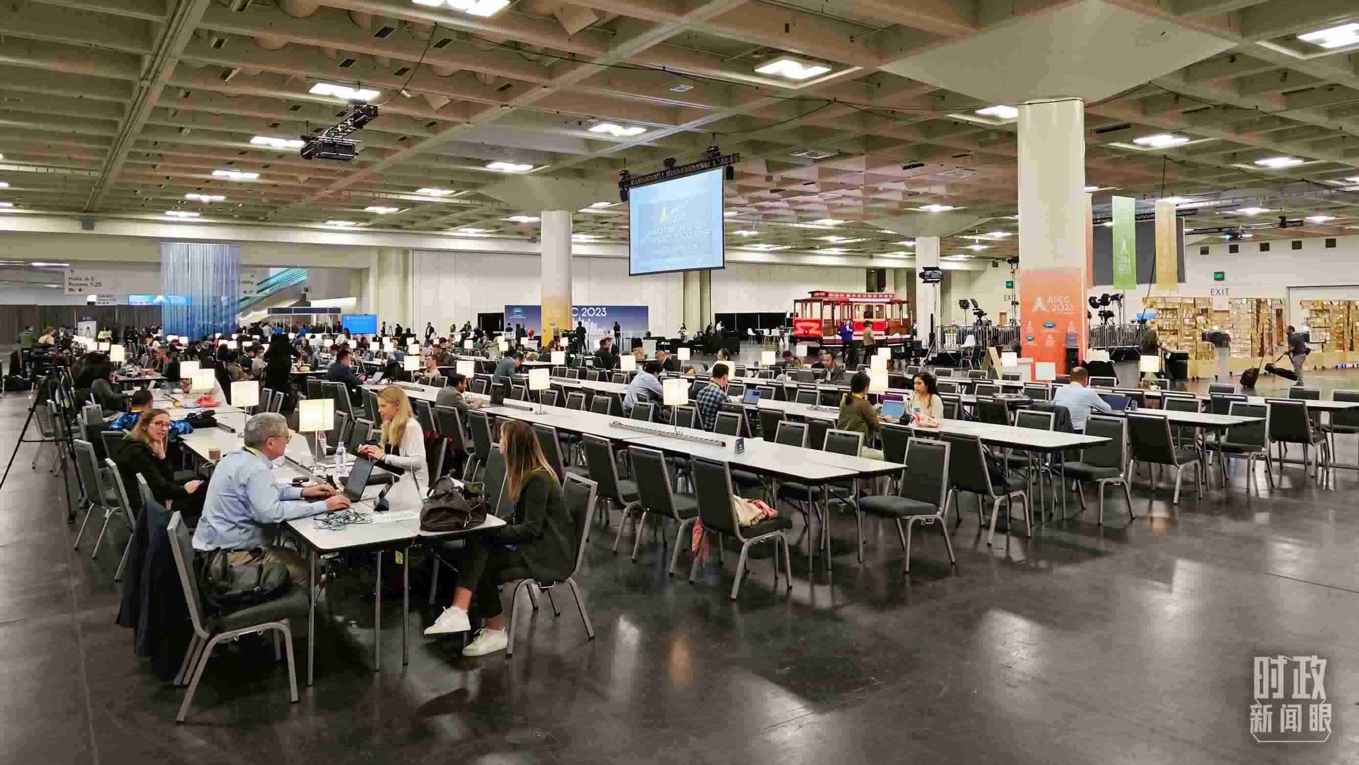 △APEC會(huì)議國(guó)際媒體中心，各國(guó)記者正在工作。（總臺(tái)央視記者王哈男拍攝）