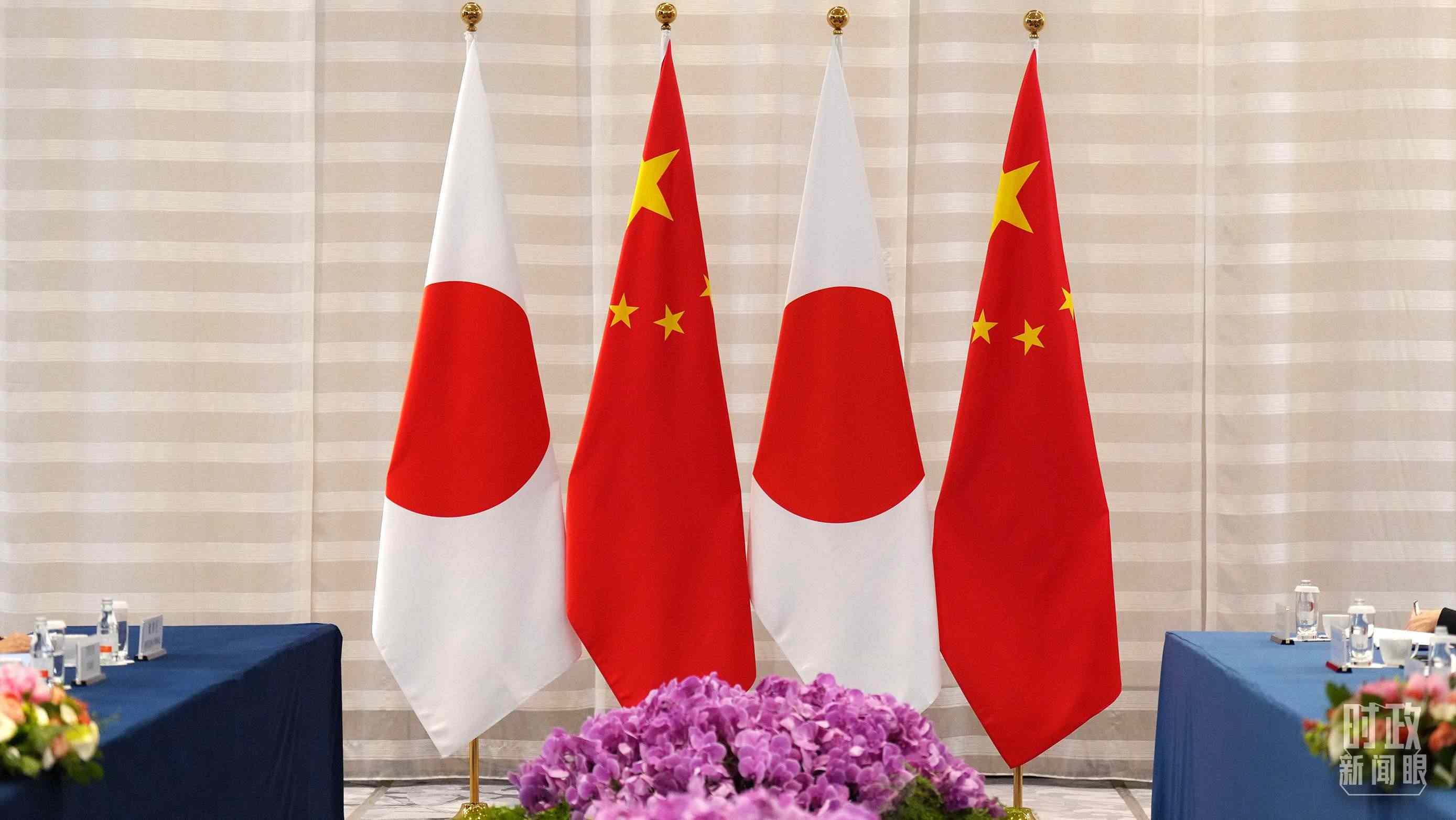 △會(huì)談現(xiàn)場(chǎng)的中日兩國(guó)國(guó)旗。（總臺(tái)國(guó)廣記者李晉拍攝）