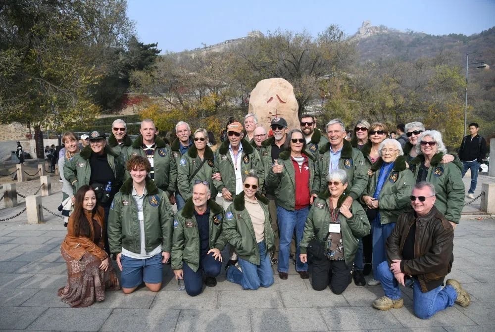 △2023年10月29日，飛虎隊(duì)老兵莫耶一行人在北京八達(dá)嶺長城合影留念。