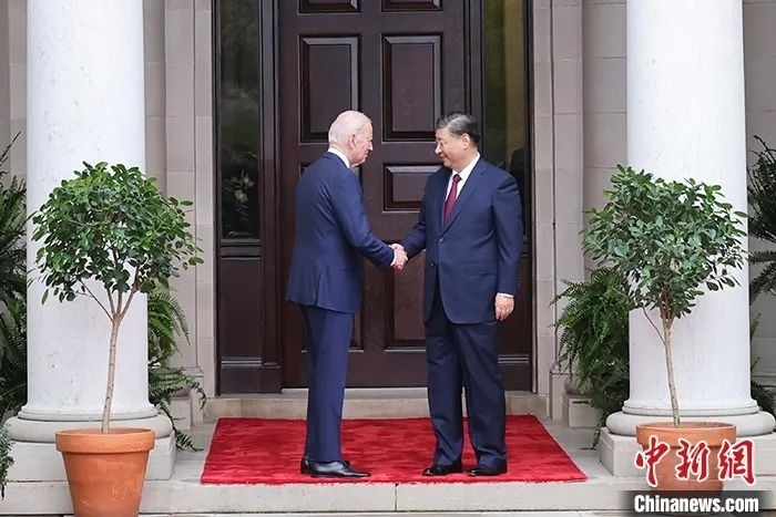 當(dāng)?shù)貢r(shí)間11月15日，中國國家主席習(xí)近平在美國舊金山斐洛里莊園同美國總統(tǒng)拜登舉行中美元首會(huì)晤。中新社記者 盛佳鵬 攝