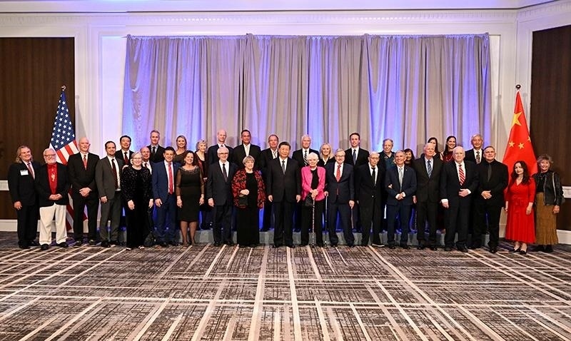 △當(dāng)?shù)貢r(shí)間11月15日晚，習(xí)近平主席在美國舊金山出席美國友好團(tuán)體聯(lián)合舉行的歡迎宴會。這是宴會開始前，習(xí)近平主席同友好人士代表親切交談并合影留念。