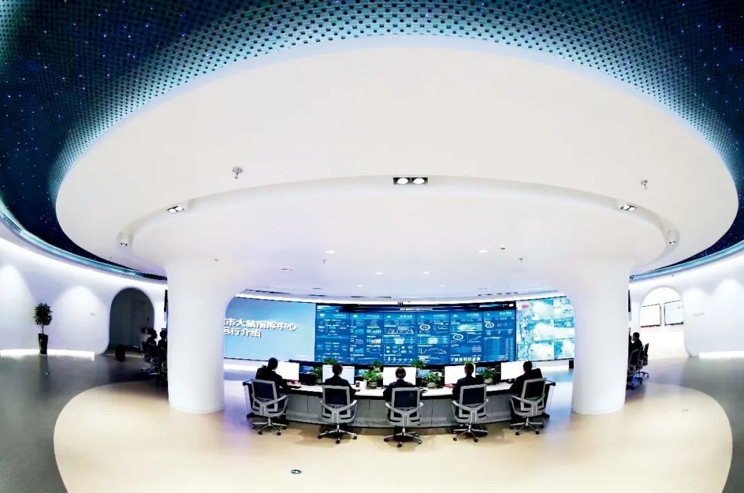 2021年2月2日，江西省撫州市東鄉(xiāng)區(qū)城市大腦指揮中心，工作人員通過(guò)城市大腦指揮平臺(tái)實(shí)時(shí)監(jiān)控、抓取、分析相關(guān)案件。