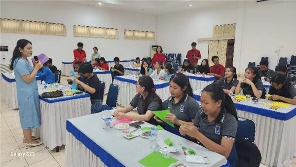 巴陵康孔子學(xué)院中方院長朱敏霞講解中國的二十四節(jié)氣。主辦方供圖