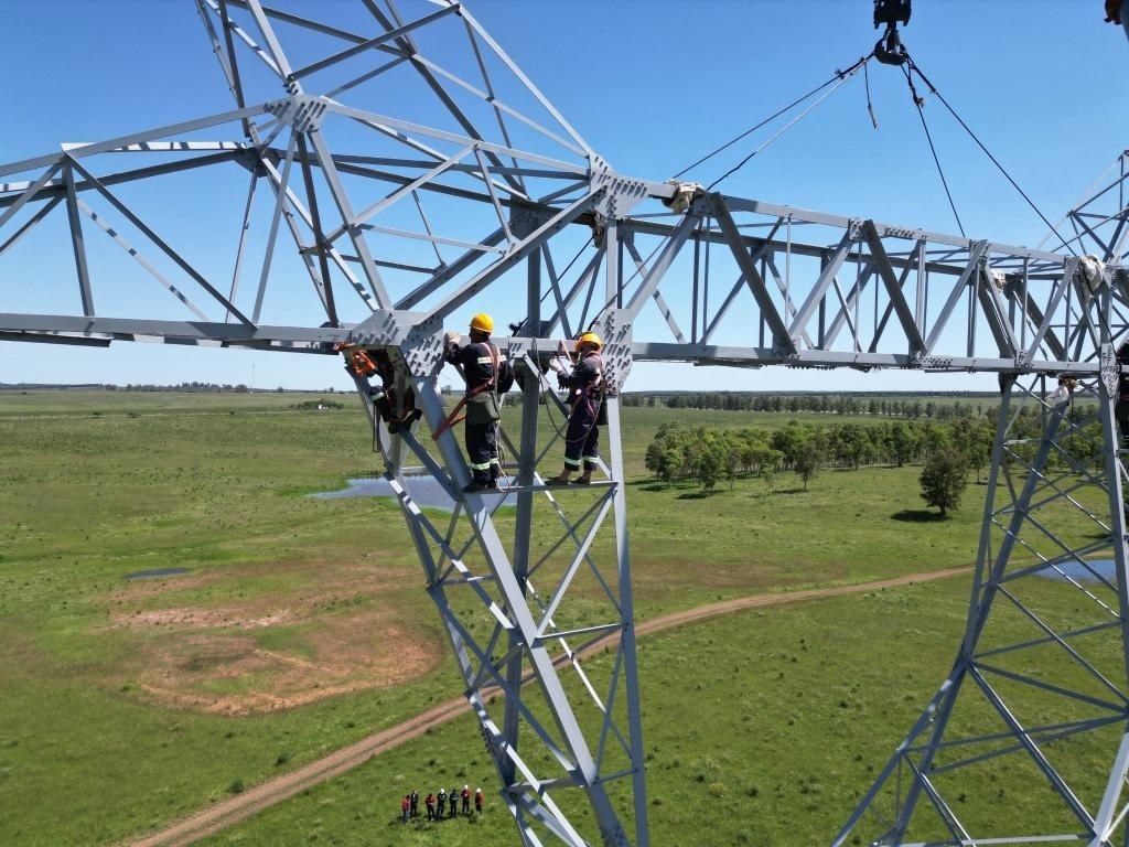 這是2023年11月15日拍攝的位于烏拉圭派桑杜省烏拉圭500千伏輸變電環(huán)網(wǎng)閉合項(xiàng)目施工現(xiàn)場(chǎng)。
